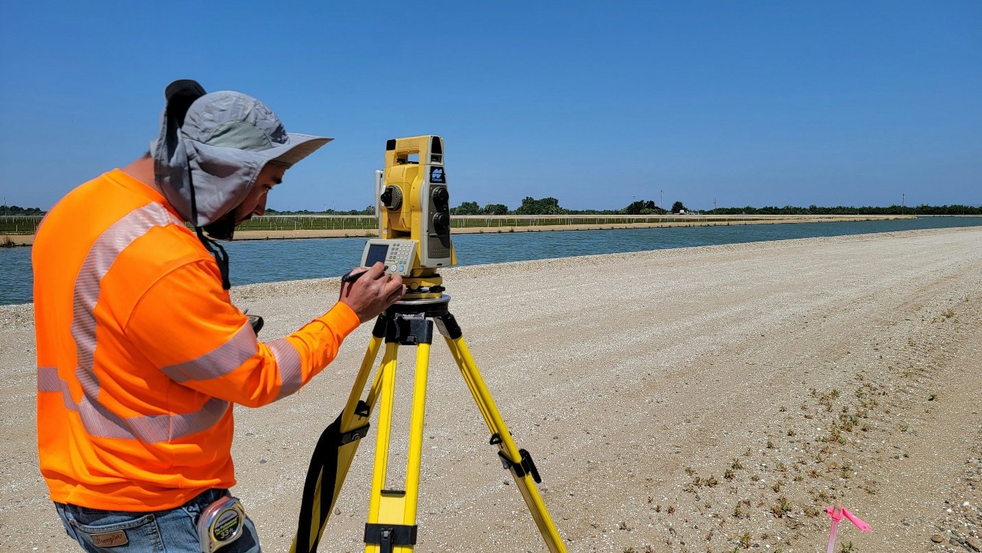 Description: A person using a device on a tripod

AI-generated content may be incorrect.